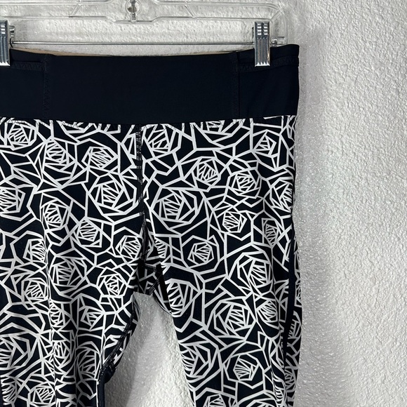 Lululemon Run A Marathon Crop II Pretty Palm Black Angel Wing / Black Size 8 - Picture 2 of 6